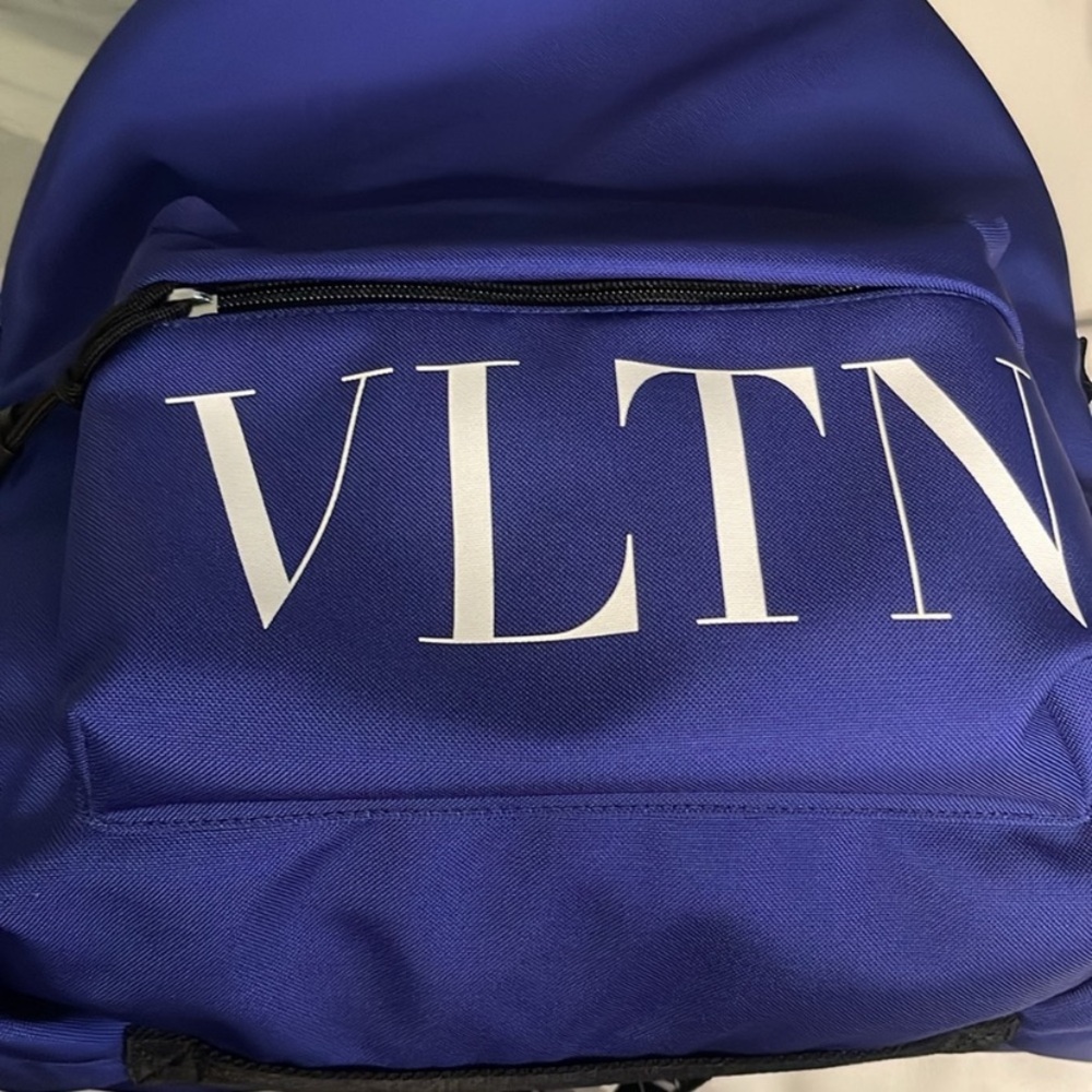 NEW‼️ Valentino Garavani Logo-Print Backpack - Picture 11 of 13